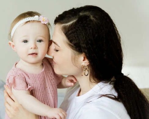 育兒嫂怎么教寶寶學會謙讓？(育兒嫂把小孩帶好的方法)